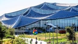 Le azioni di Google-Parent stanno cadendo sui timori che potrebbe perdere la quota di mercato della ricerca con i concorrenti forniti da AI