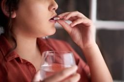 I genitori devono usare una scatola di bloccaggio, contare le pillole e rimanere al di sopra delle prime ricariche di prescrizione, secondo gli esperti.