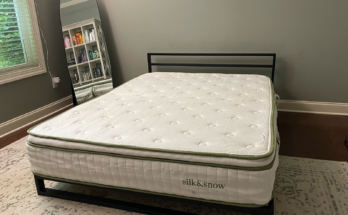 L'immagine può contenere un letto di mobili e un materasso