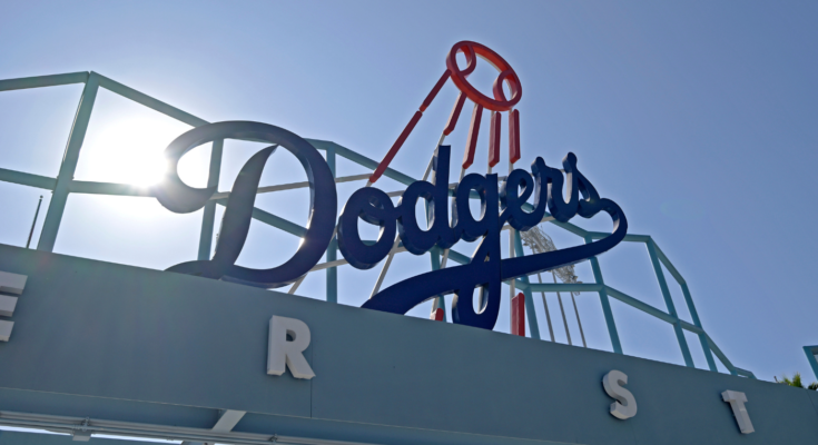 Dodgers commettono $ 1 milione per aiutare gli immigrati locali nel mezzo di incursioni di ghiaccio in California dopo che gli agenti federali hanno negato l'ingresso