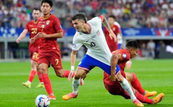 American Christian Pulisic è sequestrato da Hector Cuellar in Bolivia mentre continuano la palla.