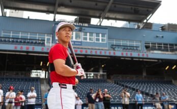 Il giocatore di Red Sox, Masataka Yoshida, prende i bambini alla prima base prima dell'inizio della riabilitazione