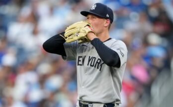 Lasciando cadere una partita selvaggia a Toronto, gli Yankees cadono in una prima uguaglianza con Blue Jays