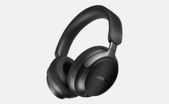 L'immagine può contenere: elettronica e casco