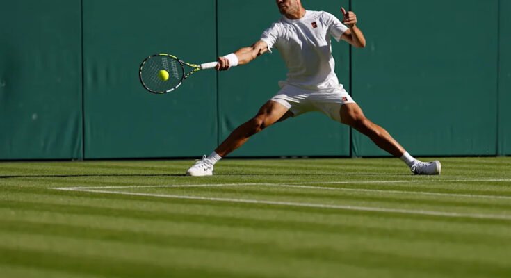 30 giugno 2025; Wimbledon, Regno Unito; Carlos Alcaraz (ESP) ha raggiunto un diritto contro Fabio Fognini (ITA) (non illustrato) il primo giorno dei campionati, Wimbledon 2025 a tutto il tennis del prato in Inghilterra e Croquet Club. Credito obbligatorio: immagini di Geoff Burke-Immagn