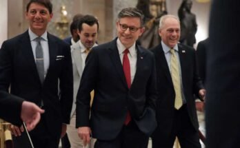 Camera Mike Johnson, R-La., Lascia la stanza della Camera durante un voto procedurale sul Big Beautiful Bill Act al Campidoglio americano il 2 luglio. Johnson è riuscito a rompere i voti necessari per adottare la regola finale del disegno di legge, preparando la Camera per l'adozione finale prima di una scadenza autonoma di luglio.
