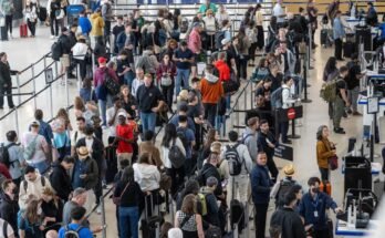 I viaggiatori passano per la sicurezza all'aeroporto internazionale di San Francisco.