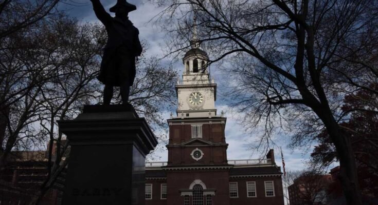 Questa foto mostra l'indipendenza a Filadelfia. La struttura in mattoni ha un campanile e un campanile nel mezzo.