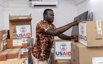 KISUMU, Kenya - 24 aprile: il farmacista Joseph Njer Airo ispeziona scatole di farmaci antiretrovirali etichettati "USAID," Dall'ultima donazione prima delle riduzioni di finanziamento all'interno dell'azione medica dell'ospedale sottomarino Migosi il 24 aprile 2025 a Kisumu, in Kenya.kisumu, ha uno dei più alti tassi di HIV in Kenya, con circa il 17,6% della popolazione adulta vive con il virus, quasi cinque volte la media nazionale del 4,5%. Nel 2025, Kisumu divenne un punto focale di una crescente crisi sanitaria, mentre il finanziamento delle ripercussioni della Coppa delle agenzie degli Stati Uniti per lo sviluppo internazionale (USAID) nel sistema sanitario locale. USAID ha inviato 84,1 miliardi di KES (circa 600 milioni di USD) in Kenya per sostenere una serie di settori, tra cui salute, istruzione e sviluppo economico. 18,8 miliardi di KES sono stati assegnati ai programmi HIV / AIDS, che è stato una boa di salvataggio essenziale per le regioni con ingorgo ad alto traffico come Kisumu. Questo sembrava essere un adattamento burocratico perché Donald Trump è diventato presidente ha provocato una grave interruzione dei servizi di salvataggio. Le cliniche si fermano, l'accesso a farmaci essenziali diminuisce e alcune madri sono state costrette a razione di trattamenti antiretrovirali (ARV), rischiando sia la loro salute che quella dei loro figli. Migliaia di vite sono ora in equilibrio e, senza intervento urgente e sostenuto, i progressi compiuti nella prevenzione e nel trattamento dell'HIV negli ultimi due decenni potrebbero sbarazzarsi rapidamente.