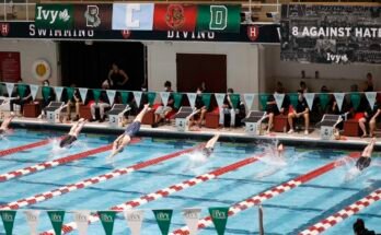 I nuotatori, tra cui Lia Thomas di Penn, Lane 4, si tuffano in acqua all'inizio di un calore di qualificazione senza 200 metri ai campionati di nuoto della Ivy League e femminile all'Università di Harvard, il 18 febbraio 2022 a Cambridge, Messa.