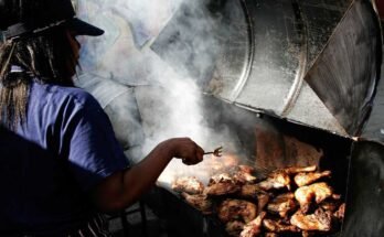 Il pollo jerk giamaicano ha cucinato sulla griglia del carbone durante il Carnevale di Notting Hill nel 2006 a Londra.
