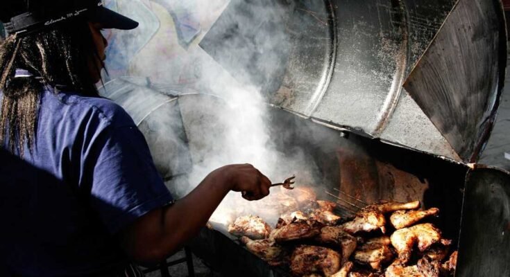 Il pollo jerk giamaicano ha cucinato sulla griglia del carbone durante il Carnevale di Notting Hill nel 2006 a Londra.