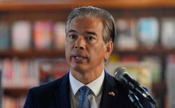 Il procuratore generale della California Rob Bonta in una conferenza stampa a San Francisco il 4 dicembre 2024. Bonta dirige 20 pubblici ministeri dello stato in un processo per impedire ai funzionari sanitari federali di condividere Medicaid e il DHS di usarlo per l'applicazione dell'immigrazione.
